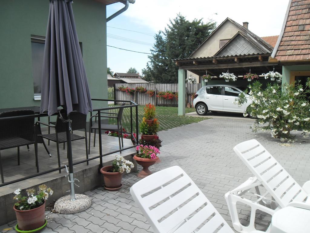 Attila Vendégház Tápiószentmárton Exterior foto