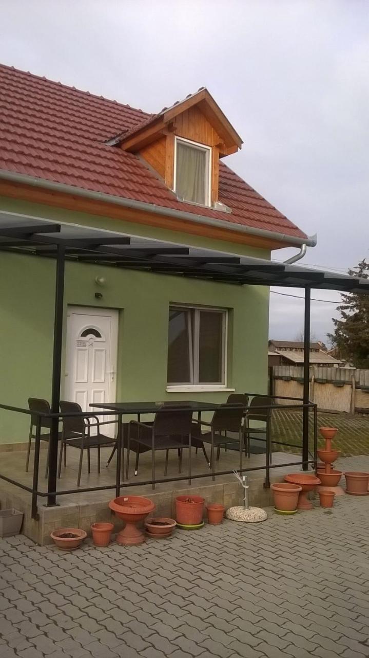 Attila Vendégház Tápiószentmárton Exterior foto